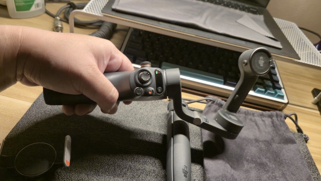 DJI OM 6 Gimbal Stabilizer with Accessories (Category: Gimbals & Stabilizers ) located in Muntinlupa City. Submitted by aepestolante (Listing ID 1442748772, Image 2). Description: 🔥 [Lightly Used] DJI Osmo Mobile 6 Smartphone Gimbal (Full Box Set) Selling a lightly used DJI OM6 smartphone stabilizer in excellent condition. Perfect for travel vloggers, TikTok creators, or anyone wanting silky-smooth cinematic videos. Condition: - 9.5/10 condition