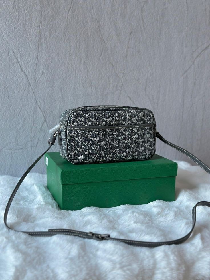 Goyard sling bag (Category: Shoulder Bags) located in Cabanatuan. Submitted by ven_xyz (Listing ID 1442741449, Image 1). Description: .