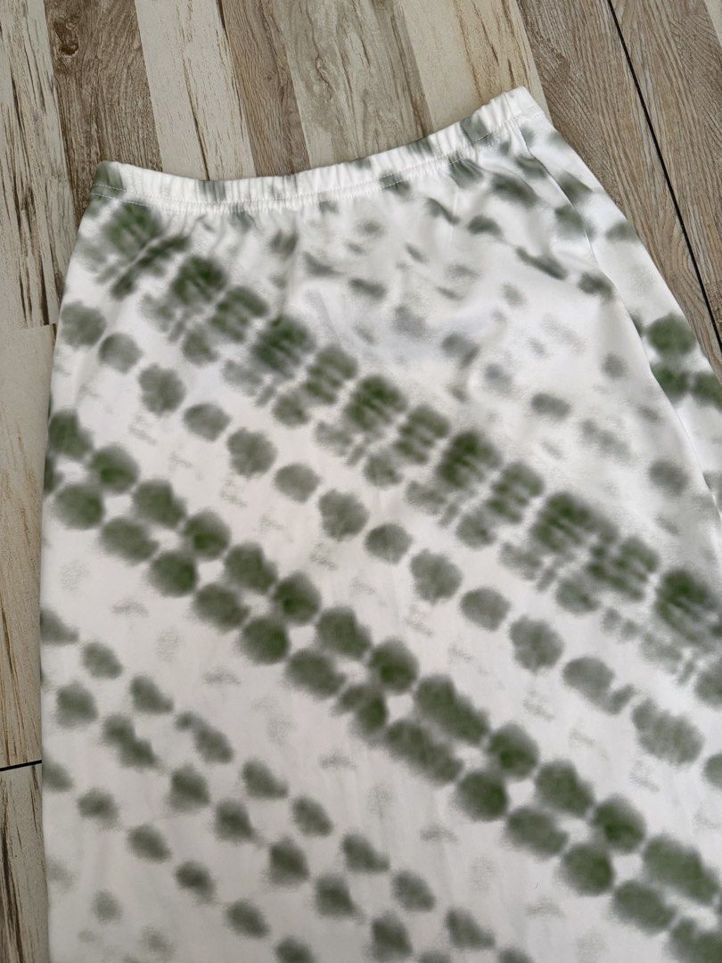 Green and white patterned silk midi skirt y2k (Category: Skirts) located in Paranaque City. Submitted by bellaisaaa (Listing ID 1442766704, Image 2). Description: - elastic waistband - fits XS to S.