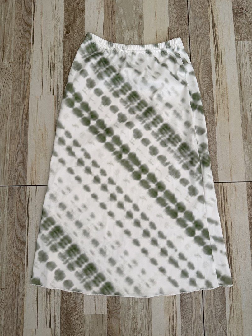 Green and white patterned silk midi skirt y2k (Category: Skirts) located in Paranaque City. Submitted by bellaisaaa (Listing ID 1442766704, Image 1). Description: - elastic waistband - fits XS to S.