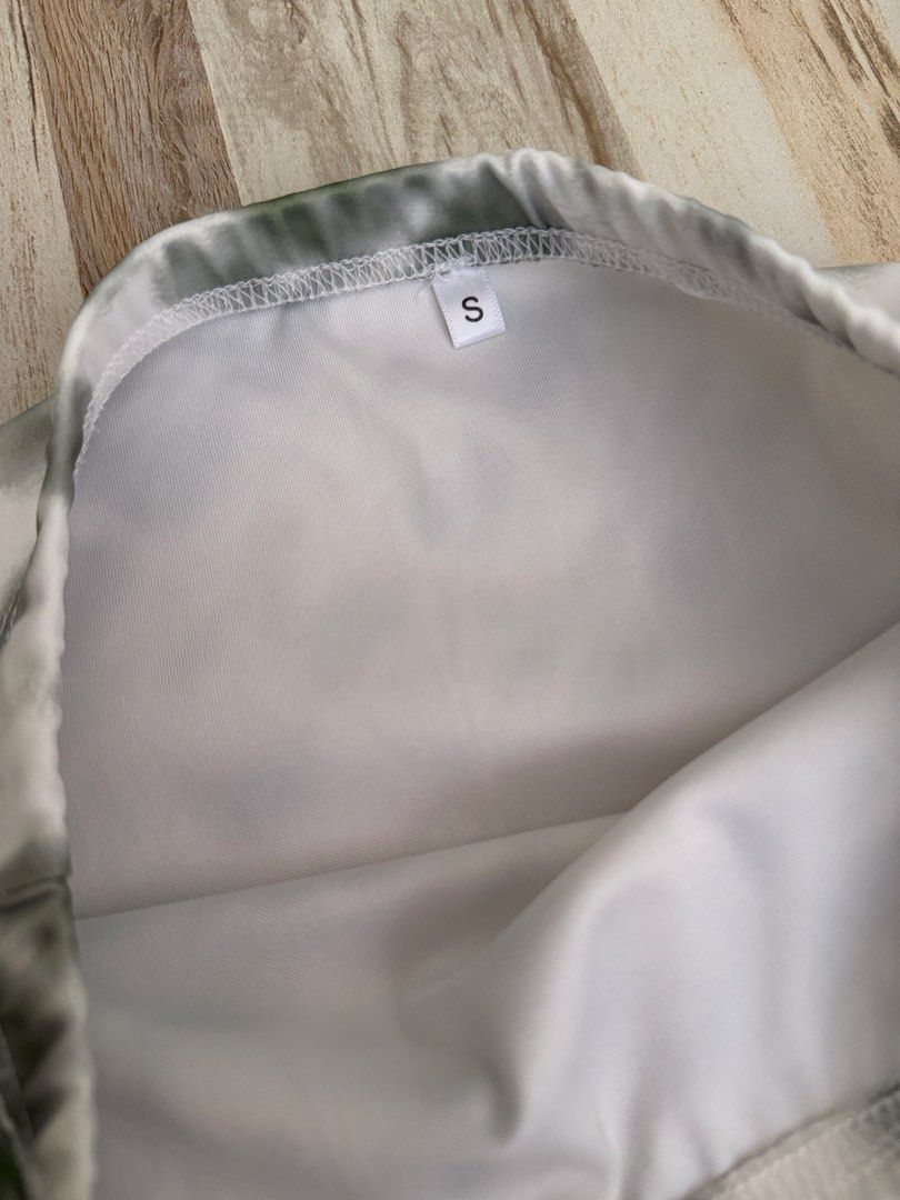 Green and white patterned silk midi skirt y2k (Category: Skirts) located in Paranaque City. Submitted by bellaisaaa (Listing ID 1442766704, Image 3). Description: - elastic waistband - fits XS to S.