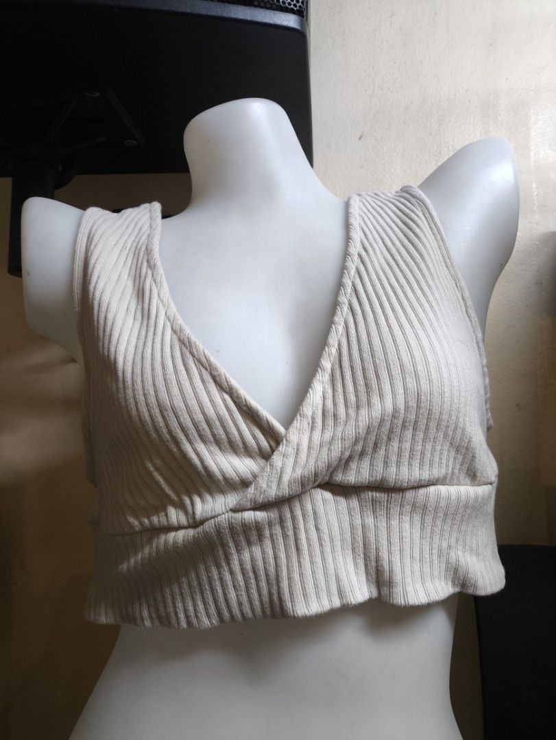 GU Ribbed Knit Crop Top Halter Neck Tie Back (Category: Sleeveless) located in Caloocan City. Submitted by astroprincesse (Listing ID 1442800459, Image 1). Description: - Brand: GU - Style: Ribbed knit crop top - Neckline: Halter neck with deep V-front - Closure: Tie-back - Material: Stretchy and comfortable fabric - Versatile: Great for layering or wearing solo.