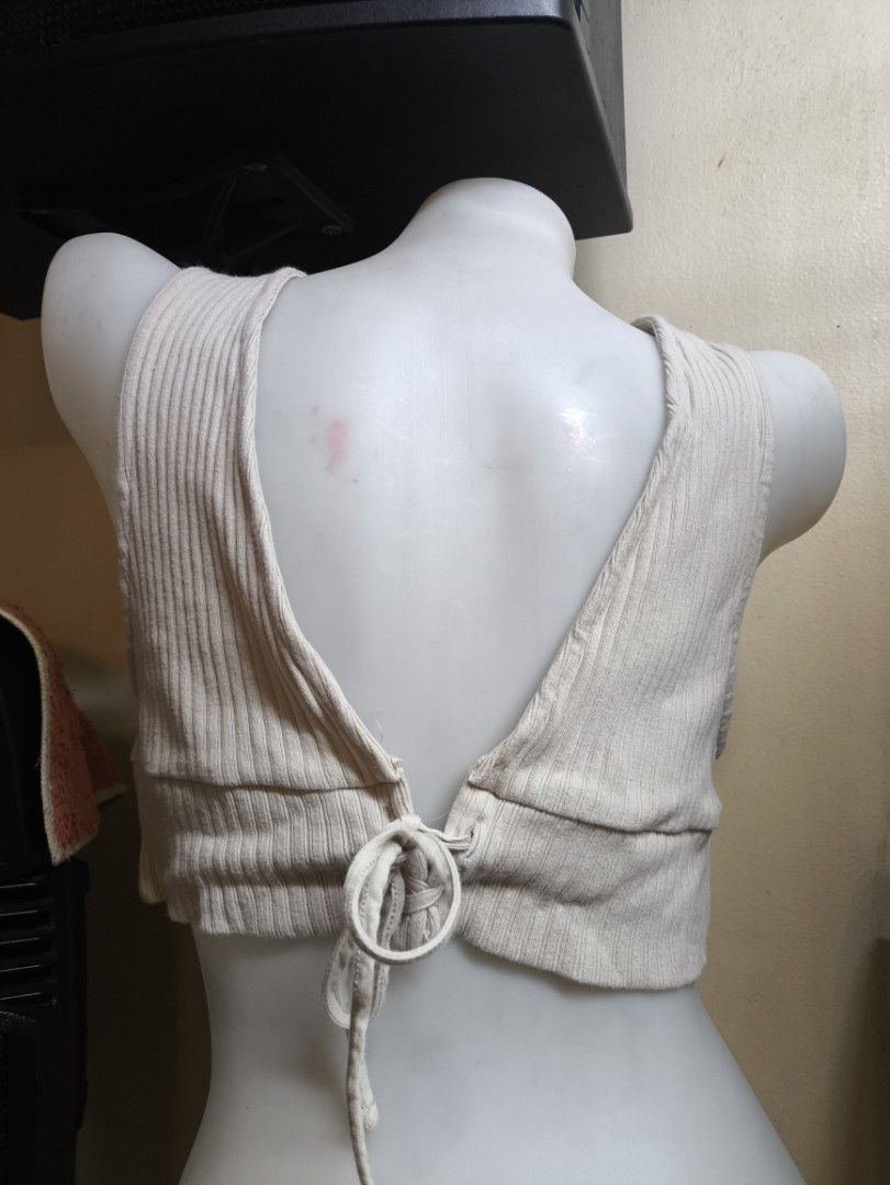 GU Ribbed Knit Crop Top Halter Neck Tie Back (Category: Sleeveless) located in Caloocan City. Submitted by astroprincesse (Listing ID 1442800459, Image 2). Description: - Brand: GU - Style: Ribbed knit crop top - Neckline: Halter neck with deep V-front - Closure: Tie-back - Material: Stretchy and comfortable fabric - Versatile: Great for layering or wearing solo.