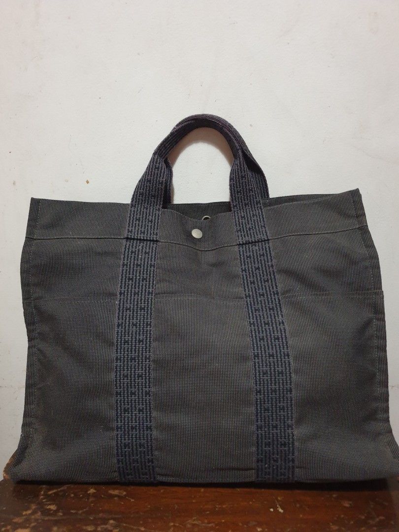 H Herline Tote Bag (Category: Luxury Bags & Wallets) located in Las Pinas. Submitted by anggesmart (Listing ID 1442775141, Image 1). Description: Preloved Hermes Herline Tote With signs of usage, needs cleaning Perfect for daily use, can fit all your stuff Accepts bpi or gcash.