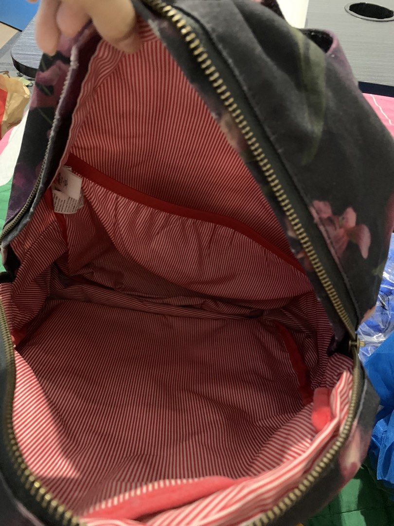 Herschel Floral Settlement Backpack (Category: Backpacks) located in Quezon City. Submitted by aliyahsam (Listing ID 1442829797, Image 3). Description: -preloved orig herschel - with laptop compartment - adjustable padded shoulder straps -keychain not included -minimal signs of usage present (see photos for the crease sa strap and marker stain sa loob ng front pocket na di ko pa natry tanggalin) -will wash the backpack before shipping -super tiba