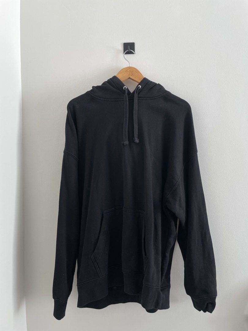 H&M Black Hoodie Size L (Category: Hoodies) located in Manila. Submitted by deidreeching (Listing ID 1442802020, Image 1). Description: - Basic black hoodie from H&M - Size: Large (L) - Features a front kangaroo pocket - Adjustable drawstring hood - Versatile for everyday wear - Easy to pair with any outfit.