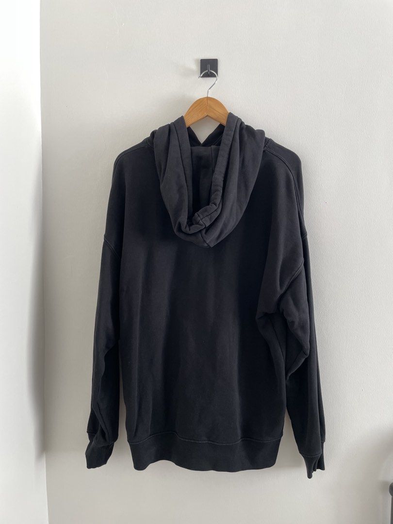 H&M Black Hoodie Size L (Category: Hoodies) located in Manila. Submitted by deidreeching (Listing ID 1442802020, Image 2). Description: - Basic black hoodie from H&M - Size: Large (L) - Features a front kangaroo pocket - Adjustable drawstring hood - Versatile for everyday wear - Easy to pair with any outfit.