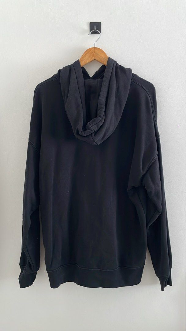 H&M Black Hoodie Size L (Category: Hoodies) located in Manila. Submitted by deidreeching (Listing ID 1442802020, Image 3). Description: - Basic black hoodie from H&M - Size: Large (L) - Features a front kangaroo pocket - Adjustable drawstring hood - Versatile for everyday wear - Easy to pair with any outfit.