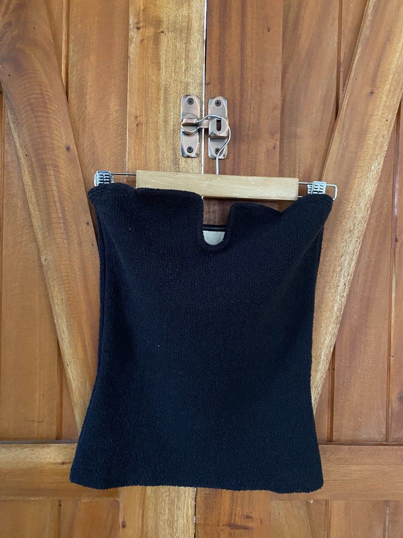 H&M Black Textured Tube Top (Category: Sleeveless) located in Pasig City. Submitted by tlm0317 (Listing ID 1442861063, Image 1). Description: - High quality thick knit material - Has rubber to help hold up the top - Middle part has a metal insert so the “U” shape will hold up as well - Condition: like new, only worn once RFS: Decluttering.