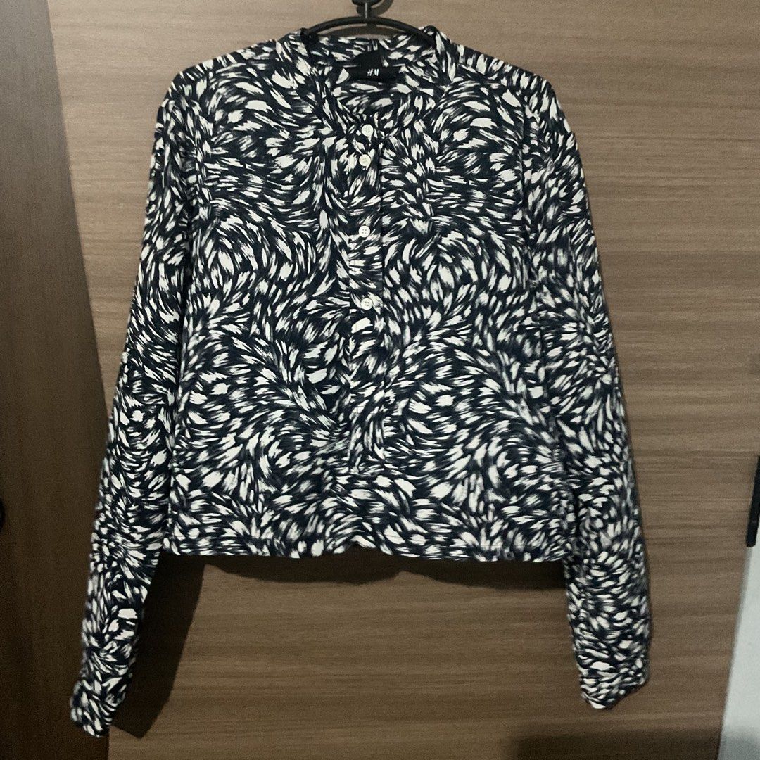 H&M Printed Long Sleeve Blouse (Category: Blouses) located in Cabanatuan. Submitted by eihcin (Listing ID 1442894492, Image 1). Description: - H&M black and white abstract print blouse - Long sleeves with button cuffs - Button-up front - Collar neckline - Cropped length Fits: M RFS: declutterring MOP: Gcash Courier: J&t and LBC only.