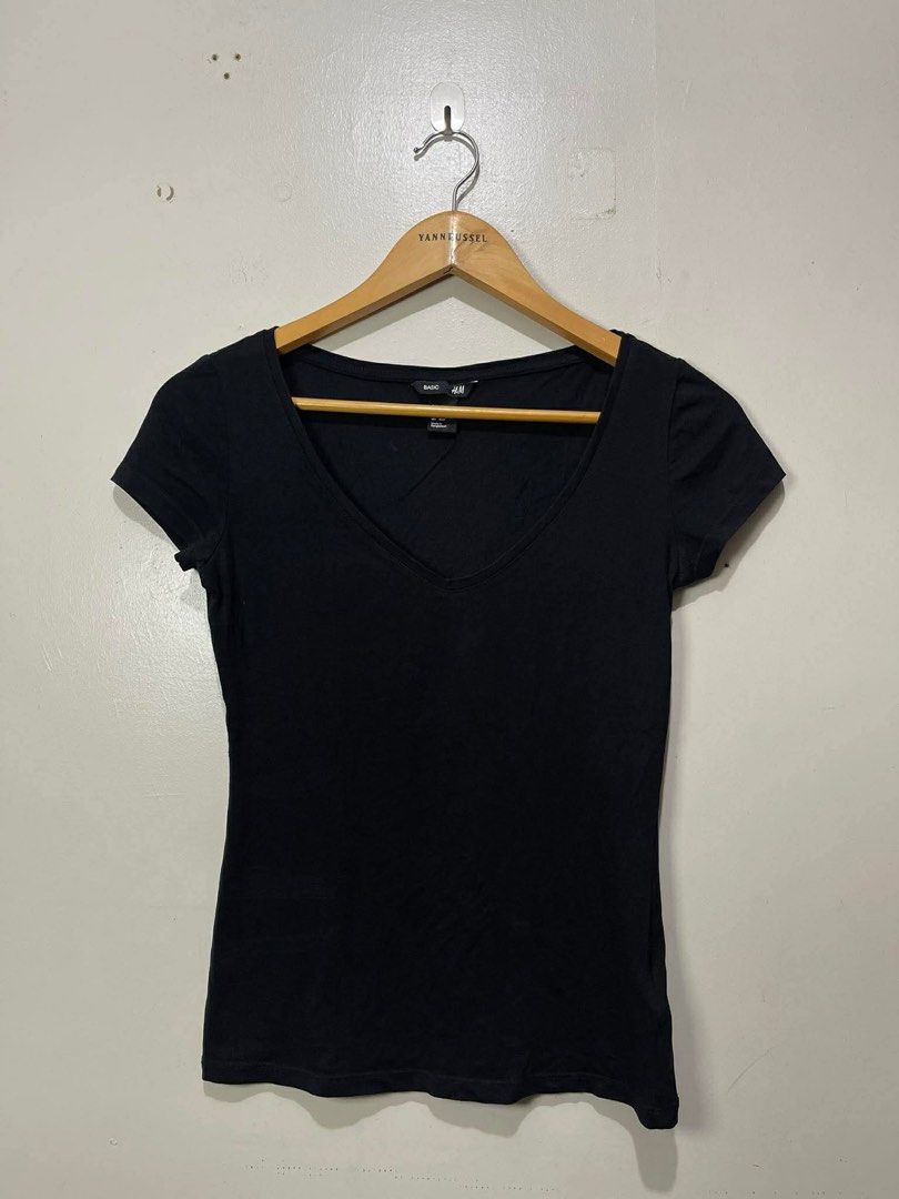 SALE‼️ H&M Womens Basic V-neck Short Sleeve Shirt - Black (Category: Shirts) located in Davao. Submitted by maryjoey17 (Listing ID 1442750204, Image 1). Description: Last price posted Size XS Dimes W15 x L21.5 Condition 10/10 Color rate 10/10.