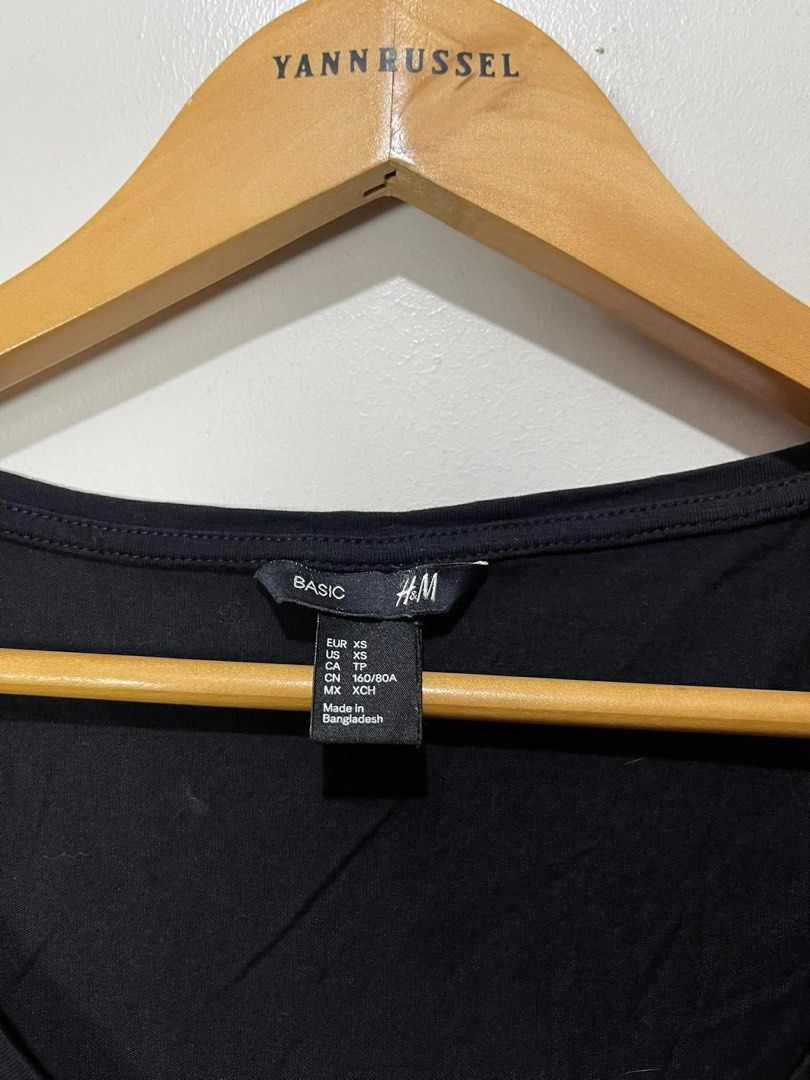 SALE‼️ H&M Womens Basic V-neck Short Sleeve Shirt - Black (Category: Shirts) located in Davao. Submitted by maryjoey17 (Listing ID 1442750204, Image 2). Description: Last price posted Size XS Dimes W15 x L21.5 Condition 10/10 Color rate 10/10.