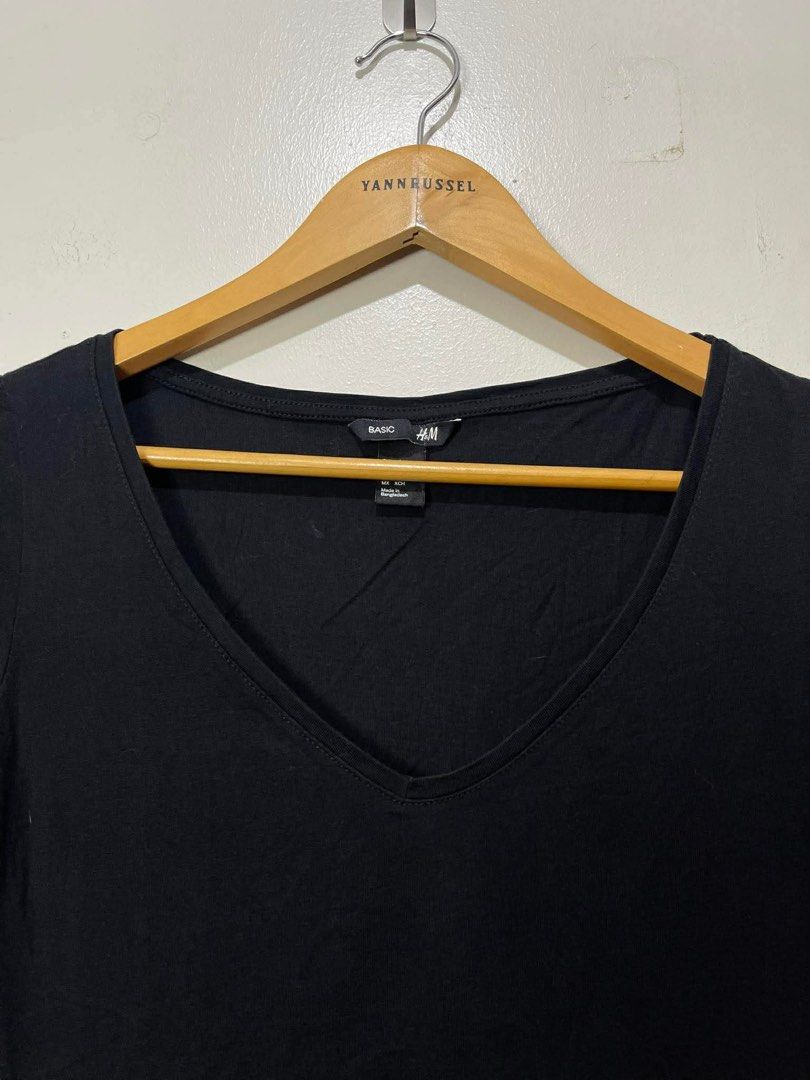 SALE‼️ H&M Womens Basic V-neck Short Sleeve Shirt - Black (Category: Shirts) located in Davao. Submitted by maryjoey17 (Listing ID 1442750204, Image 3). Description: Last price posted Size XS Dimes W15 x L21.5 Condition 10/10 Color rate 10/10.