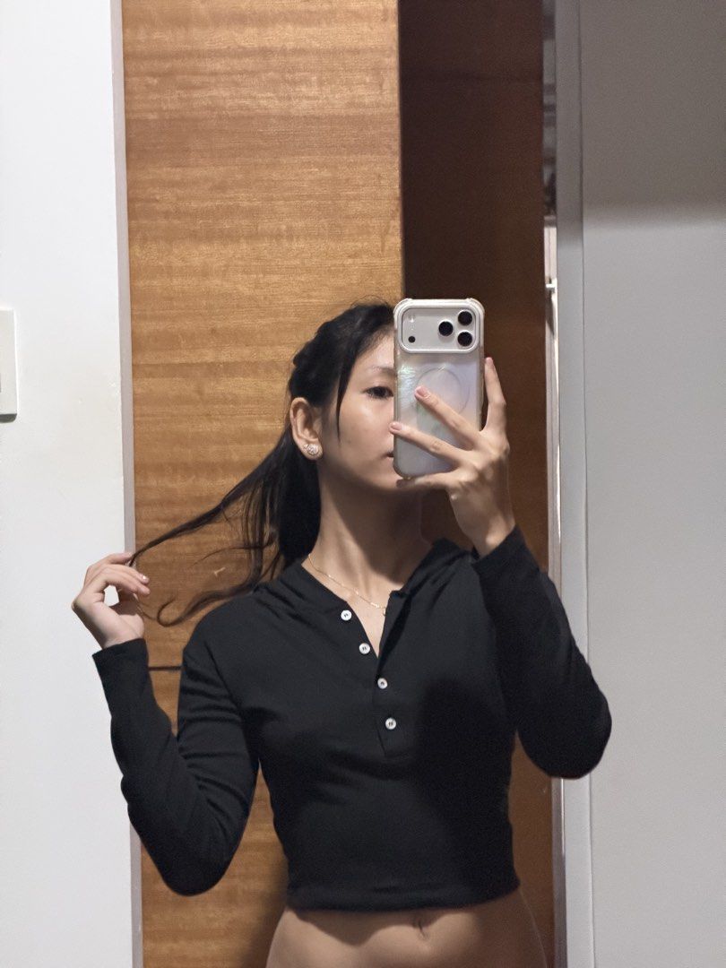 Hooded black crop top button longsleeve jacket (Category: Longsleeves) located in Paranaque City. Submitted by l0___ (Listing ID 1442879234, Image 2). Description: Not my style Xs-s Stretchable.