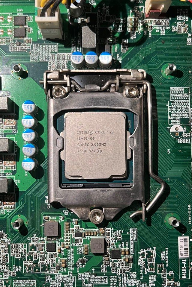 Intel Core i5-10400 CPU + freebies477788088745349120