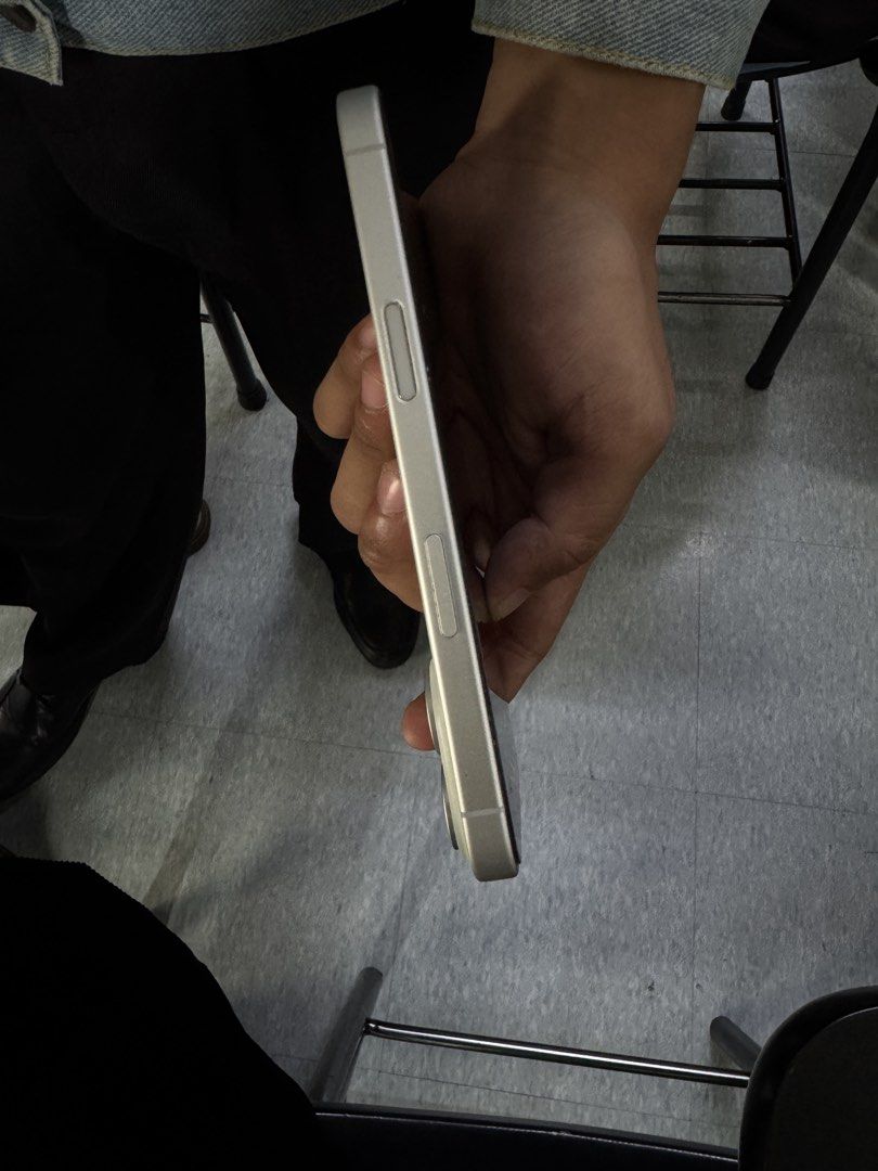 IPHONE 16 base model (Category: iPhone 16 Series) located in Manila. Submitted by keruuben (Listing ID 1442921648, Image 3). Description: Pass sa Buy & sell Iphone 16 (white) 128gb 100% battery health No dents 1 case With box + original wire 2 months old Rfs : gonna buy a new phone .