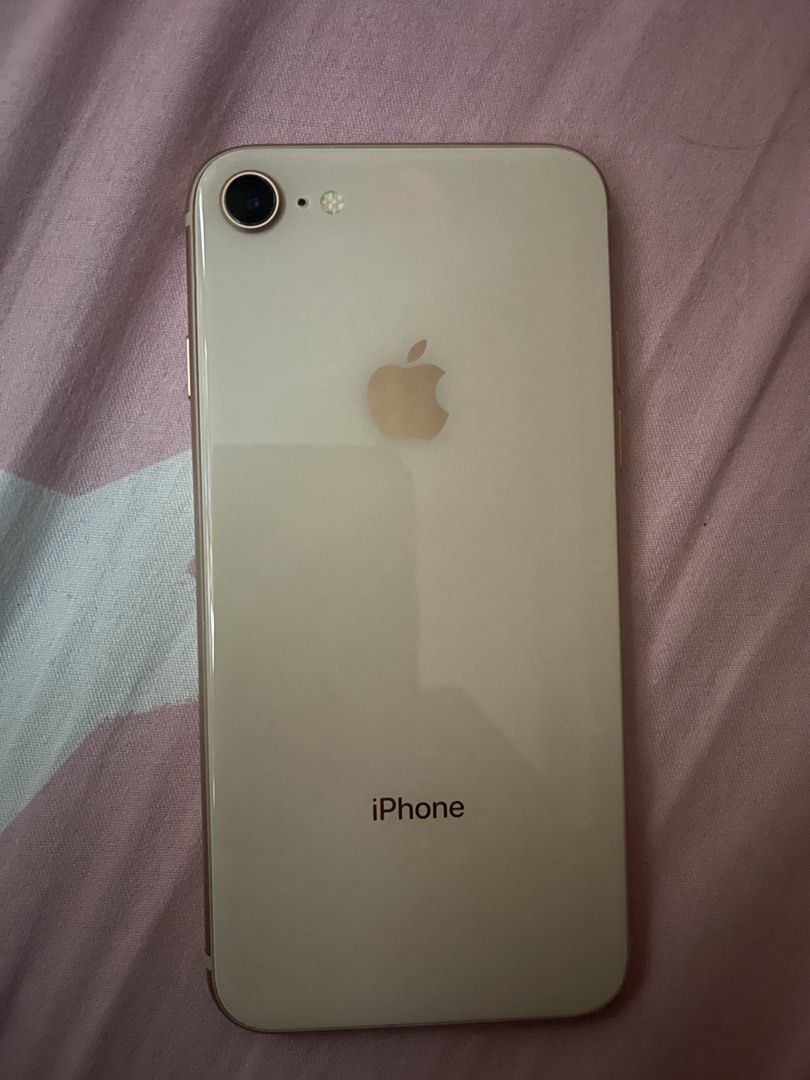 iPhone 8 玫瑰金色 （分類：iPhone 8 系列）位於 Hong Kong。 由 benchow_363 提交（商品編號 1442892072，圖片 2）。簡介： iPhone 8 Plus 玫瑰金色。機身有花痕，屏幕爆裂。但係仲用到嘅。賣俾有緣人。。