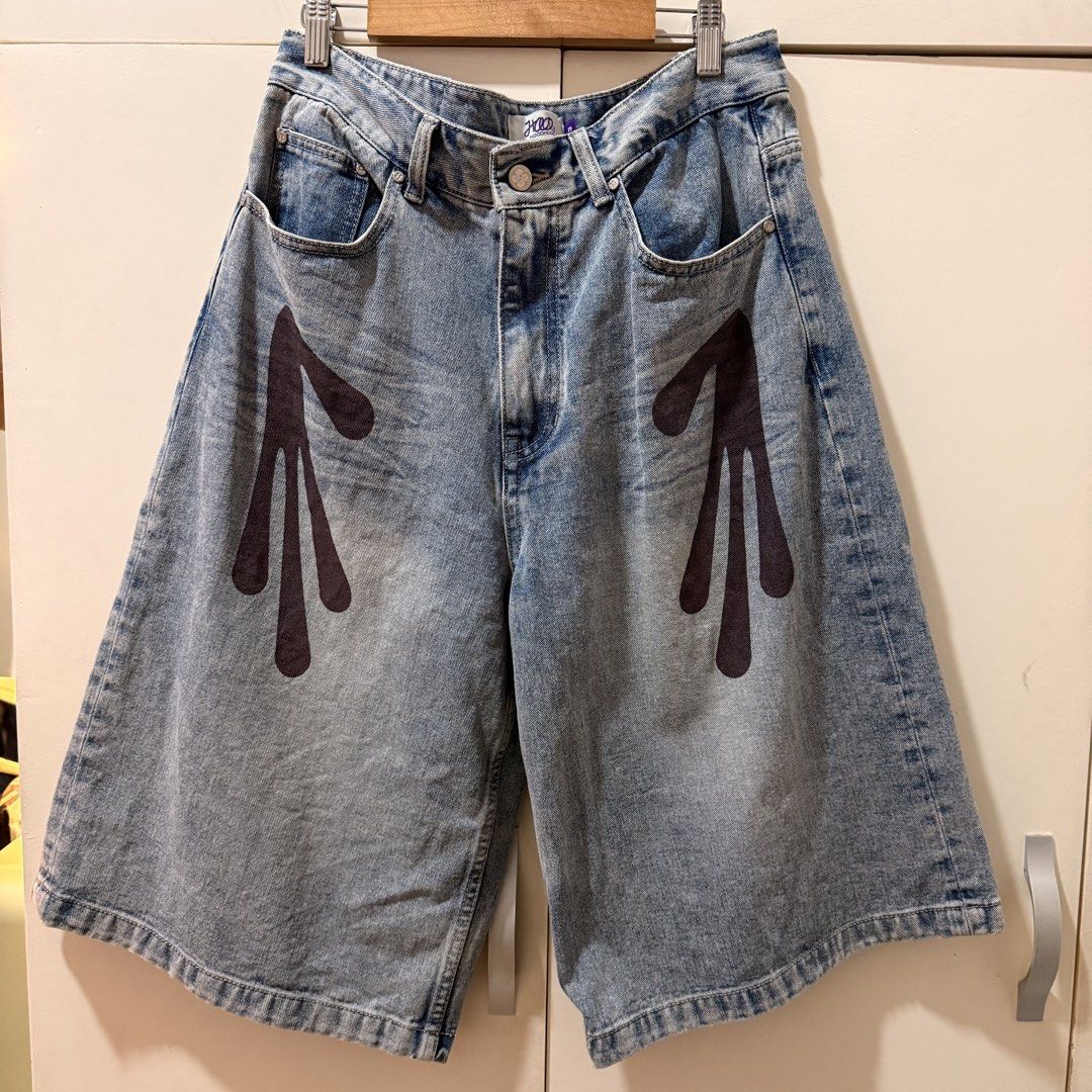 JORTS FROM KOREA 🇰🇷 (Category: Jeans) located in Cabanatuan. Submitted by geleen.declutter (Listing ID 1442818959, Image 1). Description: TRENDY JORTS from South Korean Fashion Brand | Really love this piece Unisex |Size 30-31 (See measurement pics) Length: 26" Leg Hole: 13" Removed tag but unused (can include tag sa shipping) RFS: Size was too big pala for me. Unable to fit this inside the store since they're not allowing for selected items :(