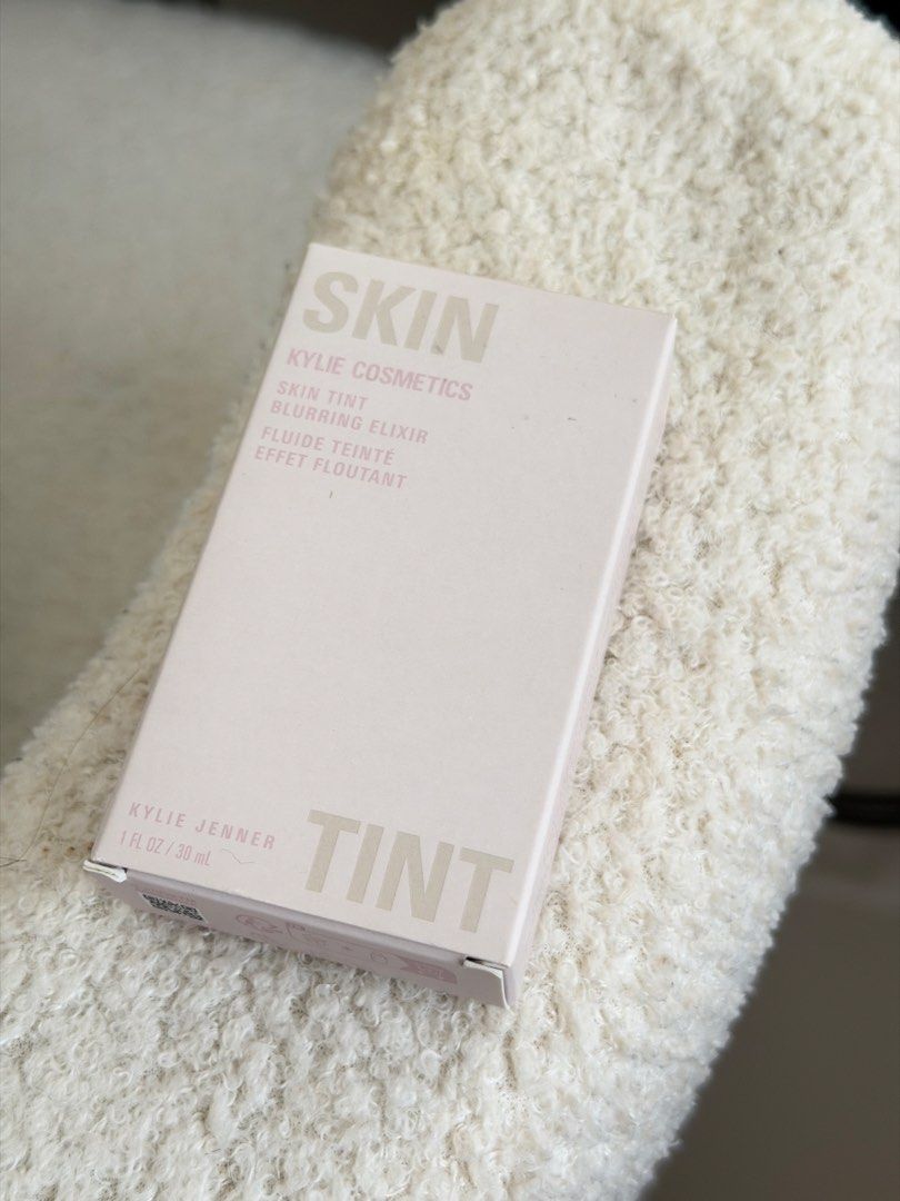 Kylie Cosmetics Skin Tint Blurring Elixir 4.5WN (Category: Makeup) located in Caloocan City. Submitted by ladyoftrop94829 (Listing ID 1442820550, Image 1). Description: - Kylie Cosmetics Skin Tint Blurring Elixir - Shade: 4.5WN - Formula: Fluid elixir that blurs the skin - Size: 1 fl oz / 30 ml - How to use: Shake well before use. Apply evenly on the face. - BRAND NEW. Sealed. RFS: this is my extra stock bought this Feb.