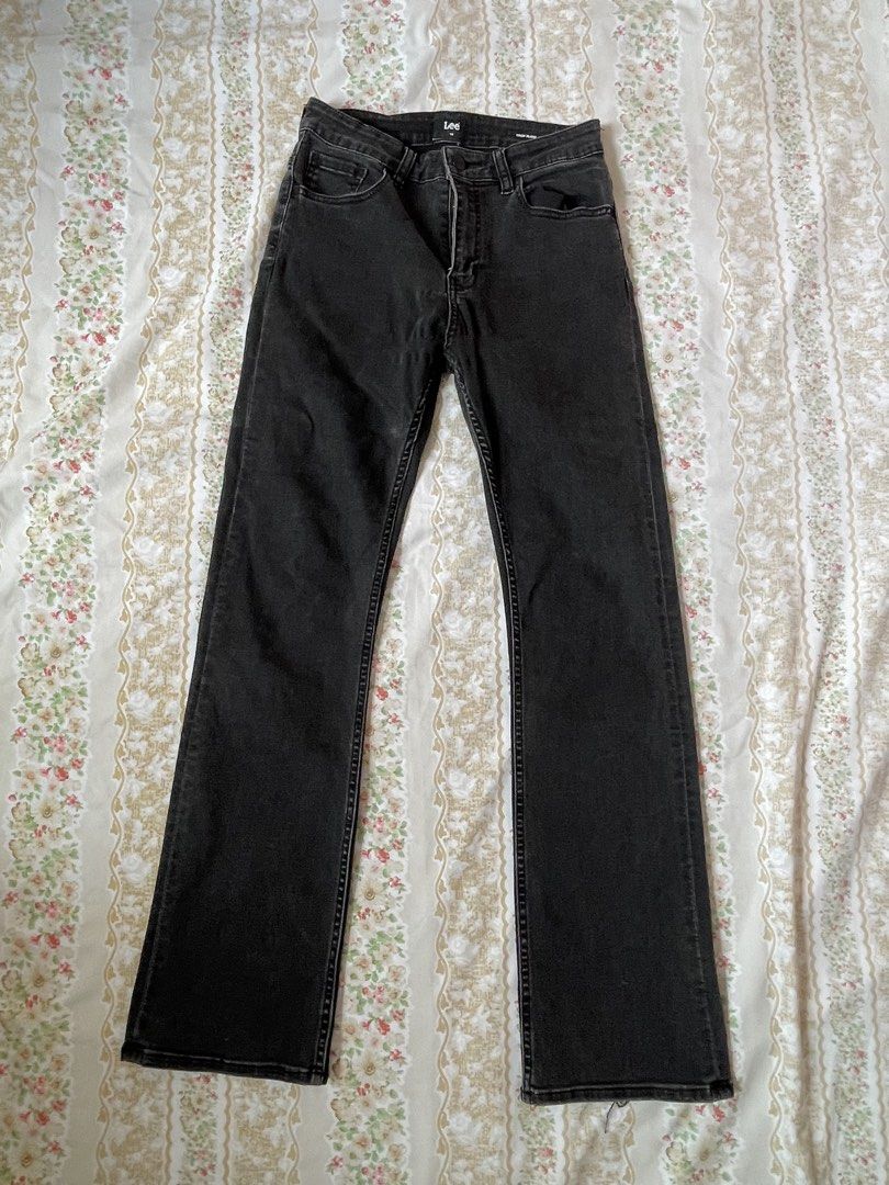 Lee crop flare pants (Category: Jeans) located in Lipa City. Submitted by sincerelyauri (Listing ID 1442828144, Image 2). Description: makes ur butt look big trust me🙏 fits like a bootcut pant ⟢ ukay & preloved ⟢ manage your expectations ⟢ only flaw is small heelbite ask for ww or measurements!! mop: gcash or bank tf loc: lipa city.