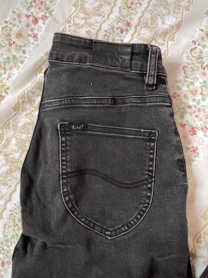 Lee crop flare pants (Category: Jeans) located in Lipa City. Submitted by sincerelyauri (Listing ID 1442828144, Image 3). Description: makes ur butt look big trust me🙏 fits like a bootcut pant ⟢ ukay & preloved ⟢ manage your expectations ⟢ only flaw is small heelbite ask for ww or measurements!! mop: gcash or bank tf loc: lipa city.