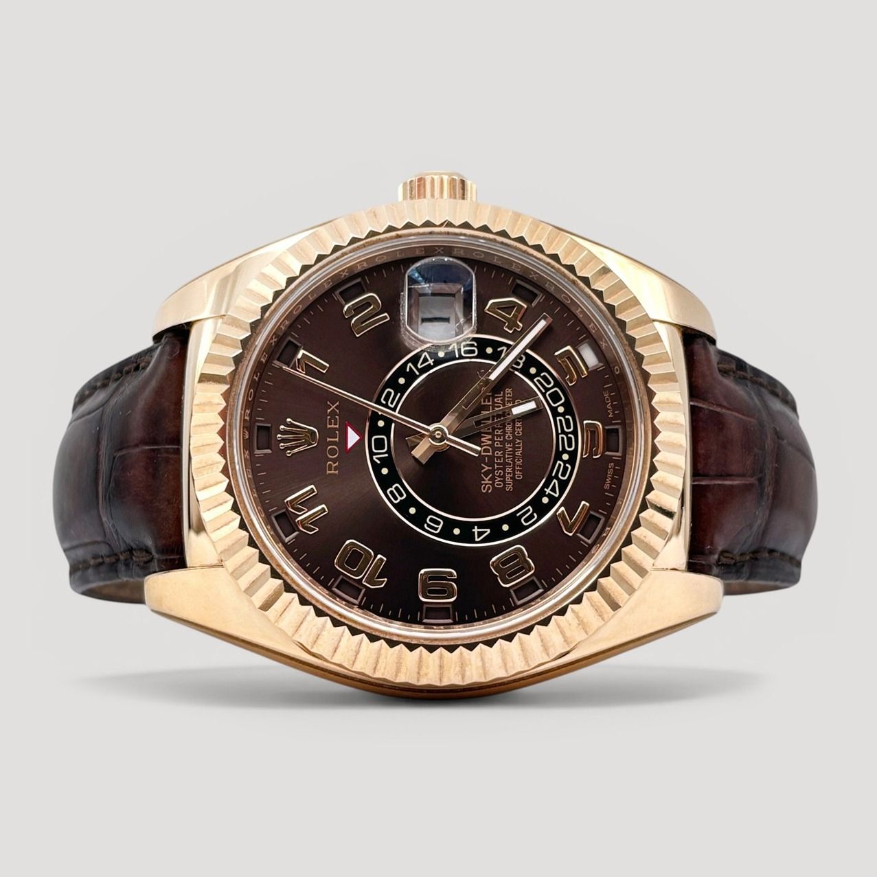 (Local AD) Mint Mar 2016 Rolex Sky Dweller Chocolate Rose Gold 42mm 326135 (Category: Watches) located in Singapore. Submitted by pengkweewatches (Listing ID 1442772614, Image 1). Description: Join us on T-elegram for Exclusive Deals & Latest Stock Updates: https://pk-watches.com/tele-channel Brand: Rolex Model: Sky Dweller Reference: 326135 Dated: March 2016 Condition: Mint Dial: Chocolate Case Diameter: 42mm Material: Rose Gold Box: Yes Paper/c