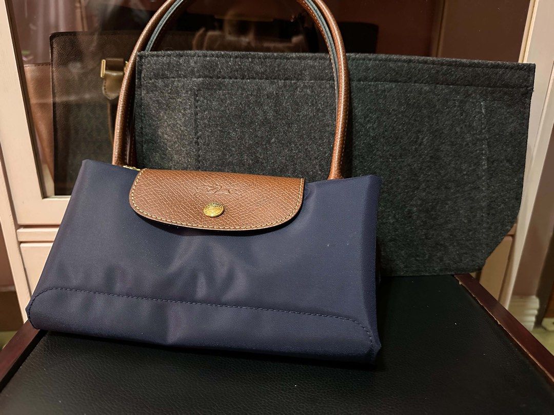 Longchamp Le Pliage Medium in Dark Blue Free (Category: Luxury Bags & Wallets) located in Bacoor. Submitted by joshua.lorenz (Listing ID 1442766418, Image 1). Description: Bought in Italy Longchamp Le Pliage Medium in Dark Blue Free felt insert No issue, can pass brand new 9k + sf Rfs: upgrade si fiance.