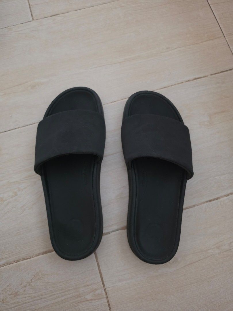 Lululemon Women's Restfeel Slide (Category: Activewear) located in Quezon City. Submitted by _cjbarrera (Listing ID 1442922131, Image 2). Description: US 7.
