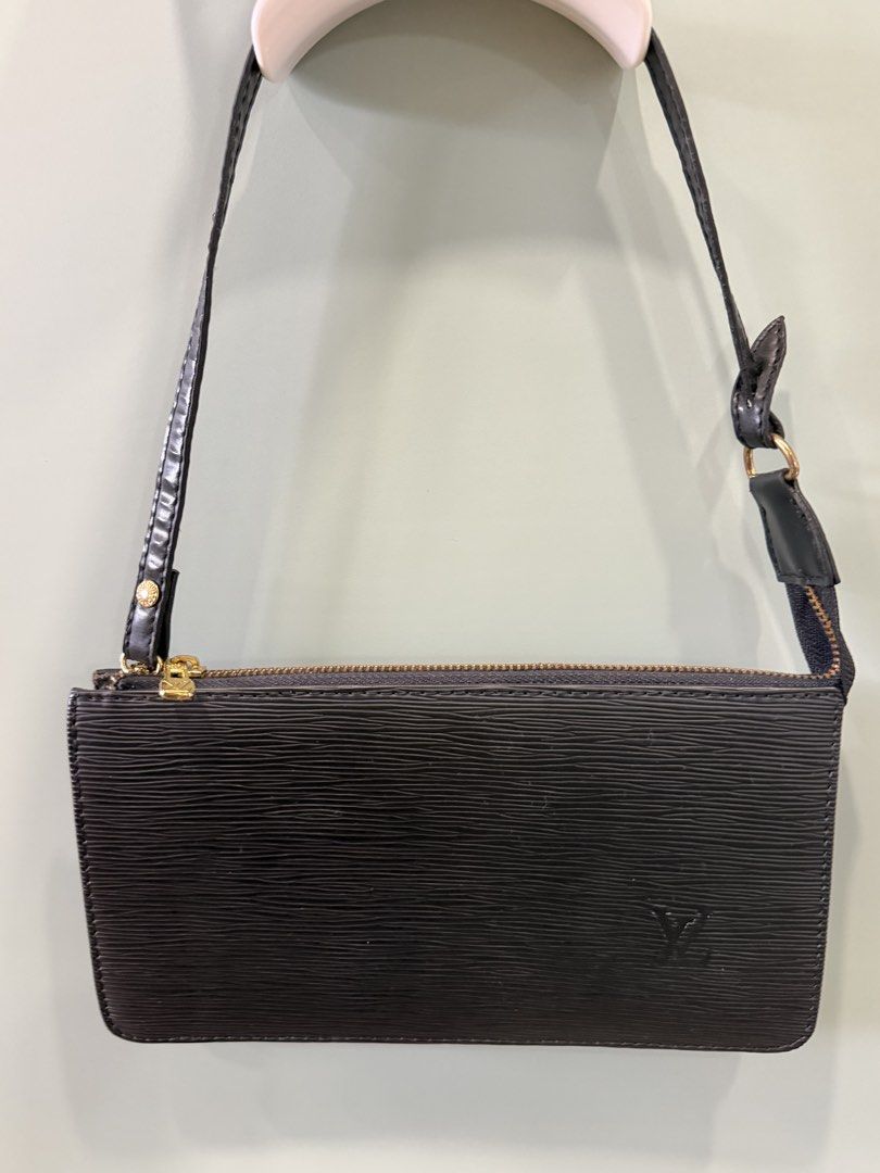 Black Epi pochette (Category: Shoulder Bags) located in San Fernando. Submitted by somethingniceph (Listing ID 1442737960, Image 1). Description: -Lv black epi pochette -still in a nice condition -barely used.