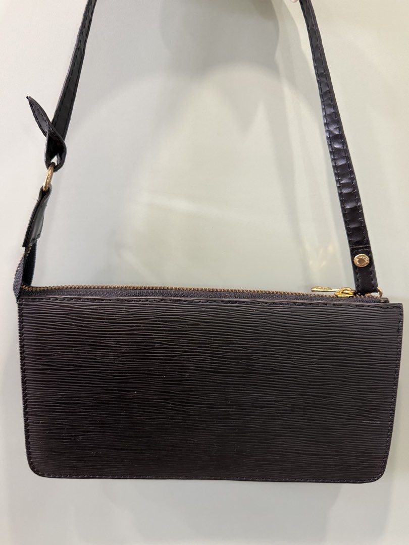 Black Epi pochette (Category: Shoulder Bags) located in San Fernando. Submitted by somethingniceph (Listing ID 1442737960, Image 2). Description: -Lv black epi pochette -still in a nice condition -barely used.