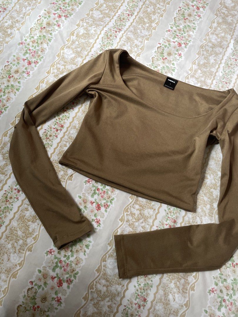MERA squareneck longsleeve (Category: Longsleeves) located in Lipa City. Submitted by sincerelyauri (Listing ID 1442829959, Image 2). Description: ⟢ ukay & preloved ⟢ manage your expectations ⟢ no flaws ask for ww or measurements!! mop: gcash or bank tf loc: lipa city.