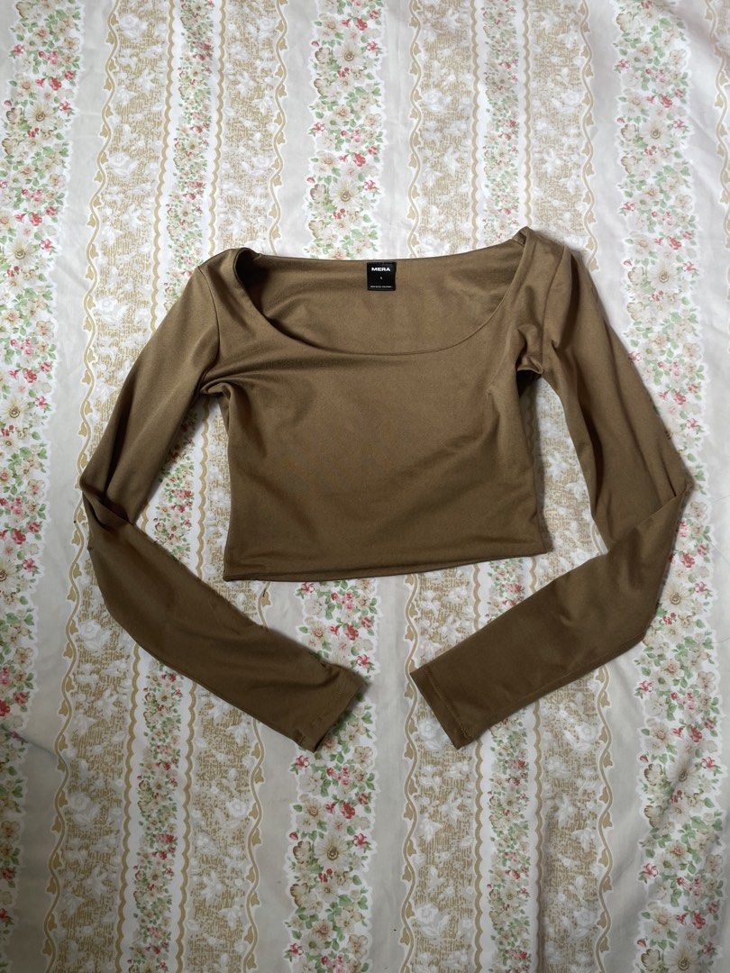 MERA squareneck longsleeve (Category: Longsleeves) located in Lipa City. Submitted by sincerelyauri (Listing ID 1442829959, Image 1). Description: ⟢ ukay & preloved ⟢ manage your expectations ⟢ no flaws ask for ww or measurements!! mop: gcash or bank tf loc: lipa city.