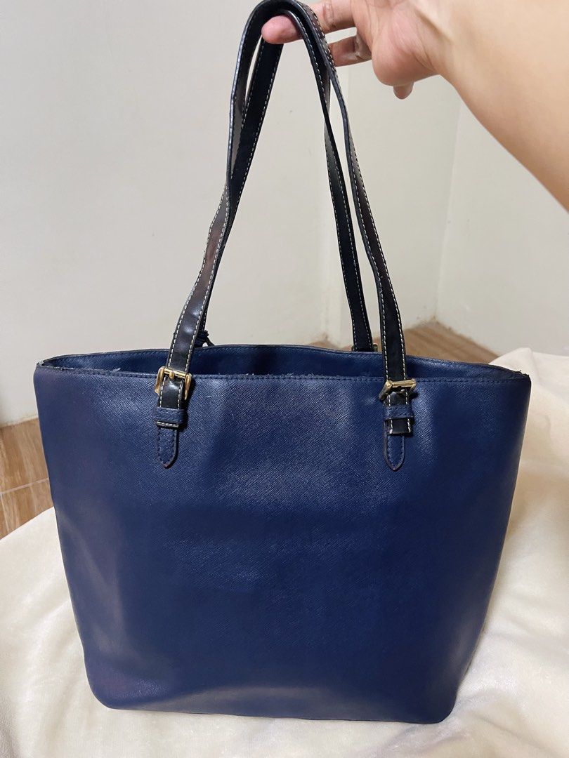 Michael Kors Navy Blue Leather Front Pocket Tote (Category: Shoulder Bags) located in Macabebe. Submitted by yourdita (Listing ID 1442904438, Image 2). Description: Michael Kors Navy Blue Leather Front Pocket Tote Barely using it po Spacious good for school or office .