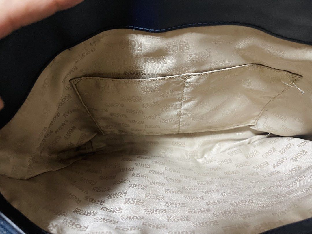 Michael Kors Navy Blue Leather Front Pocket Tote (Category: Shoulder Bags) located in Macabebe. Submitted by yourdita (Listing ID 1442904438, Image 3). Description: Michael Kors Navy Blue Leather Front Pocket Tote Barely using it po Spacious good for school or office .