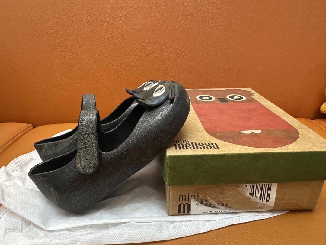 Mini Melissa Cat Mary Jane Flats Size 7 (Category: Babies & Kids Fashion) located in Manila. Submitted by guille24gavin07-10262 (Listing ID 1442755885, Image 2). Description: - Cute Mini Melissa Mary Jane flats - Size 7 - Black with adorable cat face design - Sparkly glitter finish - Includes original box.