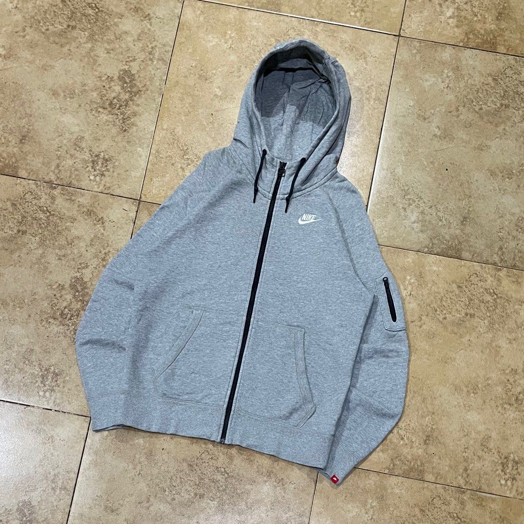 Nike Tech Fleece Full-zip Hoodie (Category: Hoodies) located in Manila. Submitted by thrift_minds (Listing ID 1442914024, Image 2). Description: Nike Tech Fleece Full-zip Hoodie Excellent Condition Color rate: 9.5/10 Complete tags Size: Medium issue: sign of use 22 Width 26 Lenght 🏷️850 made an offer .
