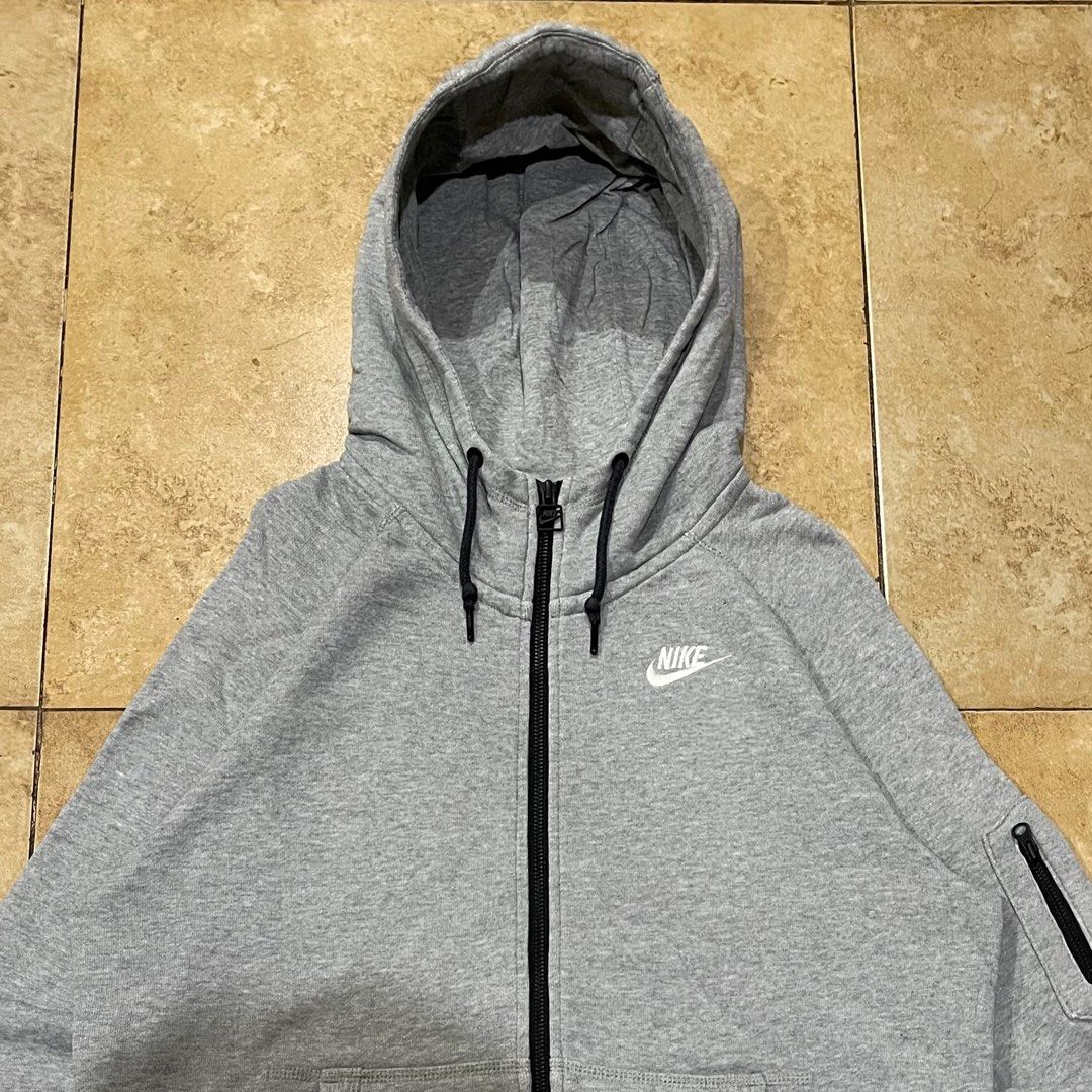 Nike Tech Fleece Full-zip Hoodie (Category: Hoodies) located in Manila. Submitted by thrift_minds (Listing ID 1442914024, Image 3). Description: Nike Tech Fleece Full-zip Hoodie Excellent Condition Color rate: 9.5/10 Complete tags Size: Medium issue: sign of use 22 Width 26 Lenght 🏷️850 made an offer .