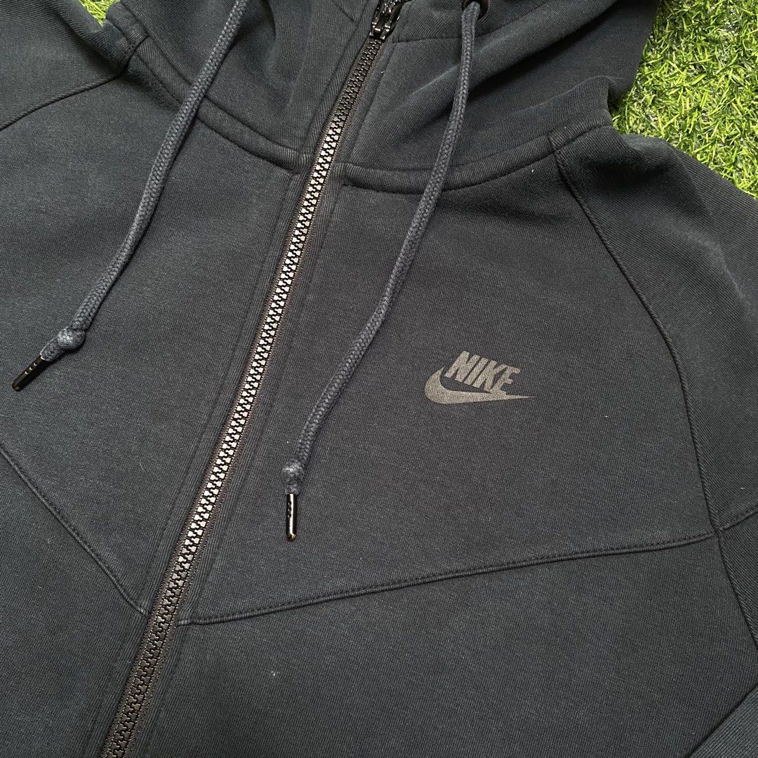NIKE TECH HOODIE (Category: Coats, Jackets and Outerwear) located in Manila. Submitted by trplx (Listing ID 1442907094, Image 2). Description: ‼️FOR SALE‼️ 📍MEET UP AROUND SAN MATEO, MONTALBAN & MARIKINA AREA ONLY OR SHIP VIA LALAMOVE & JNT. MOP: CASH & GCASH ONLY PS: ALL ITEMS ARE NEGOTIABLE (Color May Vary Due to Lighting) 📩 DM FOR MORE INFO. NIKE TECH HOODIE • DIMES: 23x27 • CONDITION: 8/10 • ISSUE: RIBBINGS & PINHOLE ₱700+SF.