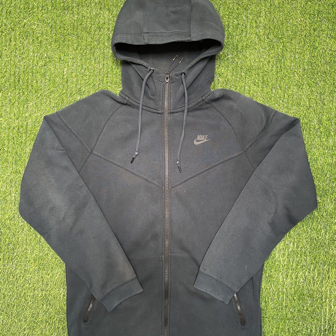 NIKE TECH HOODIE (Category: Coats, Jackets and Outerwear) located in Manila. Submitted by trplx (Listing ID 1442907094, Image 1). Description: ‼️FOR SALE‼️ 📍MEET UP AROUND SAN MATEO, MONTALBAN & MARIKINA AREA ONLY OR SHIP VIA LALAMOVE & JNT. MOP: CASH & GCASH ONLY PS: ALL ITEMS ARE NEGOTIABLE (Color May Vary Due to Lighting) 📩 DM FOR MORE INFO. NIKE TECH HOODIE • DIMES: 23x27 • CONDITION: 8/10 • ISSUE: RIBBINGS & PINHOLE ₱700+SF.