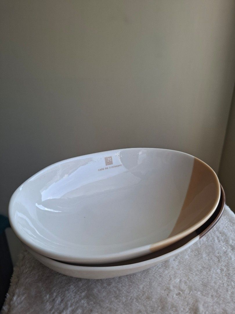 Oval bowl (Pair) (Category: Other Kitchenware & Tableware) located in Taguig. Submitted by kitssale (Listing ID 1442747625, Image 2). Description: Secondhand set of oval bowls. RFS: decluttering.