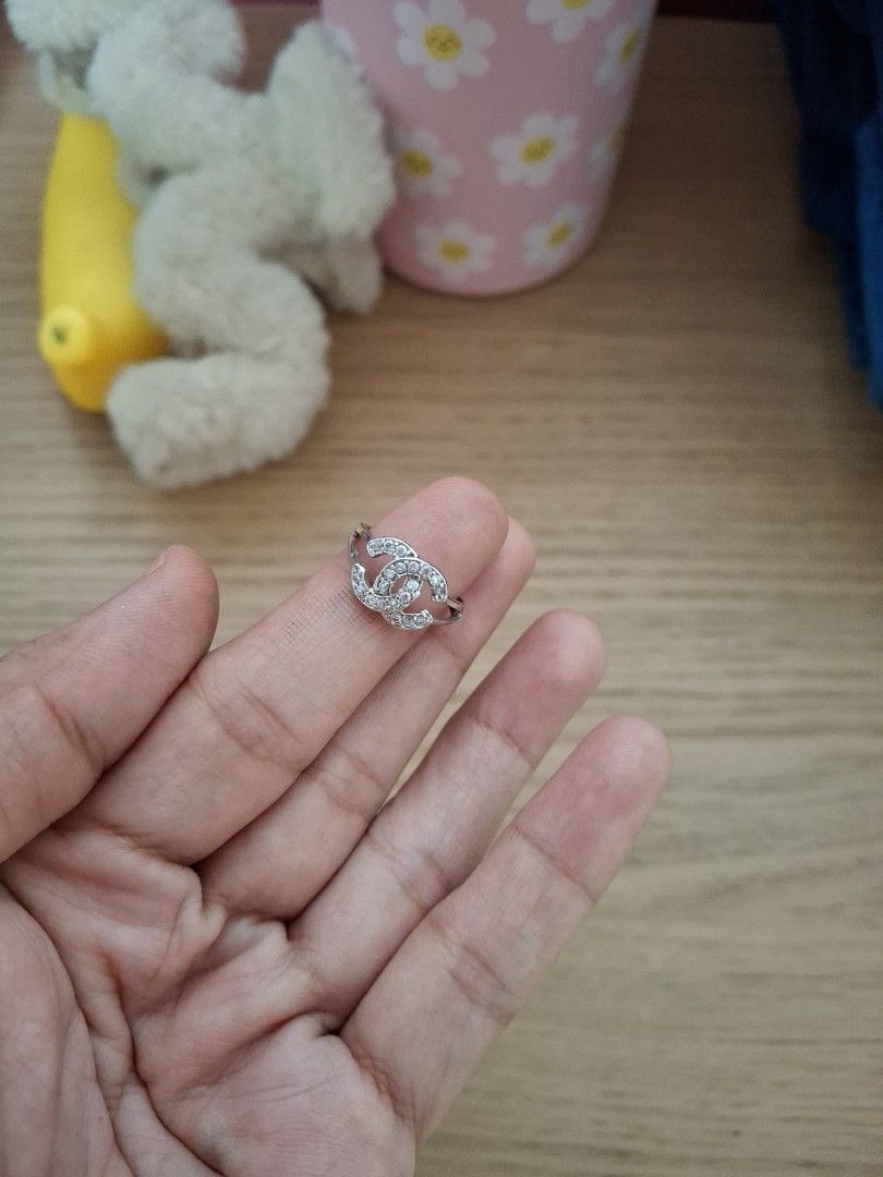 Ring (Category: Rings) located in Singapore. Submitted by gummiebearr (Listing ID 1442798821, Image 3). Description: size 6.