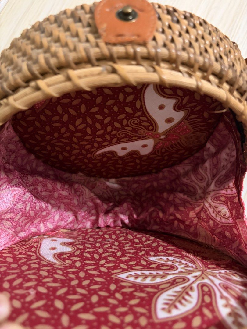 Round Rattan Bag with Leather Strap and Batik Lining (Category: Cross-body Bags) located in Manila. Submitted by elleixr (Listing ID 1442881544, Image 3). Description: please message to inquire for more details MOP: gcash (payo) MOD: lalamove, lbc, grab .