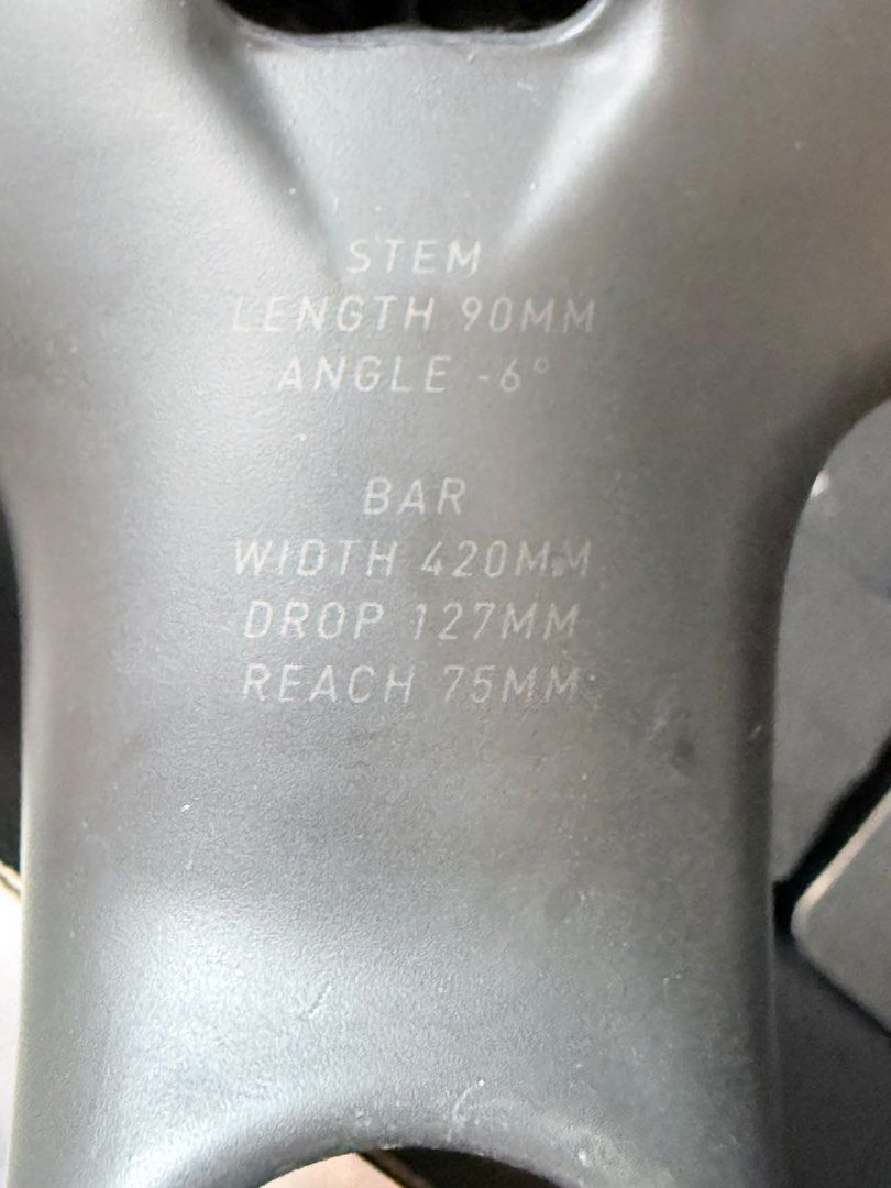 Roval Rapide Integrated Carbon Handlebar 420mm (Category: Parts & Accessories) located in Singapore. Submitted by ass_works (Listing ID 1442745844, Image 2). Description: - Roval Rapide integrated carbon handlebar - Stem: 90mm length, -6 degree angle - Bar Width: 420mm - Drop: 127mm - Reach: 75mm - Includes computer mount accessories - Original box included.