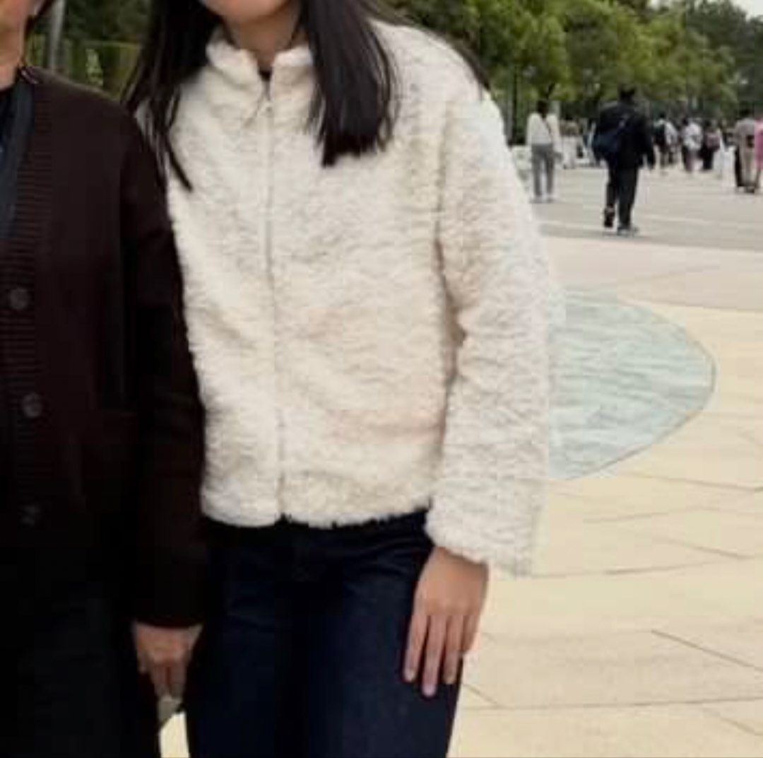 RUSH!! H&M Divided Oversized Teddy Jacket XS Cream (Category: Coats, Jackets and Outerwear) located in Cavite. Submitted by zscknhmiera (Listing ID 1442872345, Image 3). Description: used once only during our hong kong trip bought via zalora app no issues super warm and comfy .