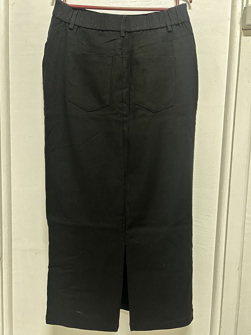 SHEIN Black Straight Mid-length skirt (Category: Skirts) located in Bacoor. Submitted by maplescollections (Listing ID 1442775268, Image 3). Description: - Black mid length skirt - Stretchable - Best fit for M body frame - Perfect for casual days - 100% cotton - With slit at the back **PAYMENTS FIRST POLICY** Mode of payment: - Gcash - Maya - Maribank - BPI Mode of shipment: - JNT for standard delivery - Joyride delivery/Lalamove for same day del