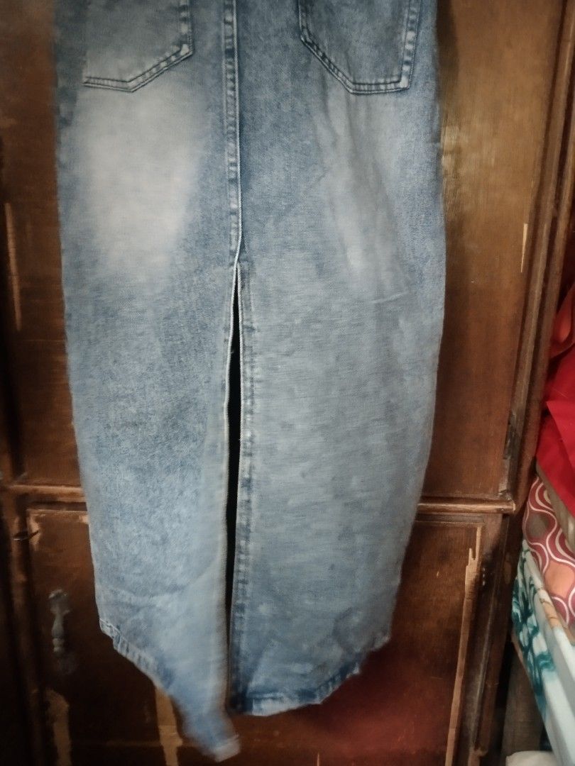 Sleeveless Denim Maxi Dress with Pockets (Category: Dresses) located in Manila. Submitted by fiercefish.b07a25 (Listing ID 1442776595, Image 3). Description: - Sleeveless soft denim maxi dress Halter style/cutout - Classic light blue wash - Collared neckline with front button closure - Two chest pockets - Two side pockets - Slit at the back for easy movement (16 inches length of slit) - Ideal for casual outfits MEASUREMENTS: BUST 32 TO 36 INCHES 