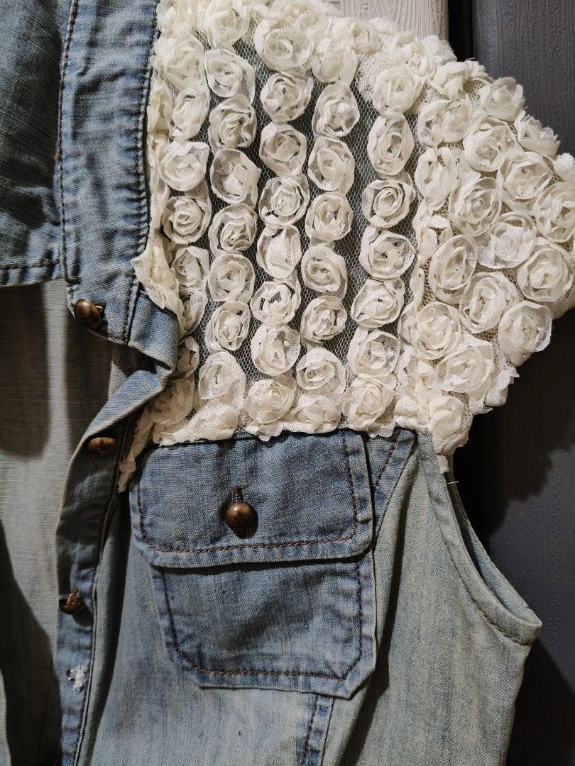 DENIM BLOUSE WITH WHITE ROSE Embellishment (Category: Sleeveless) located in Marikina City. Submitted by lorence11 (Listing ID 1442893918, Image 2). Description: - Sleeveless light wash denim shirt - Unique white rose mesh detail on shoulders and upper back - Button-up front - - Versatile for layering or standalone wear DETAILS CALL OR TX 09915139470.