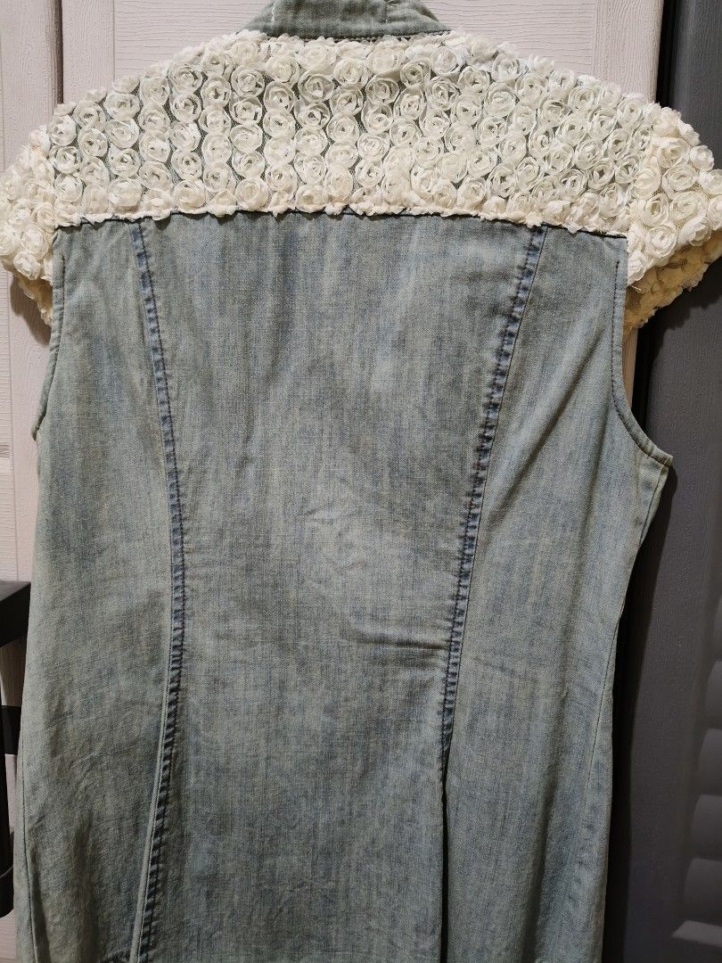 DENIM BLOUSE WITH WHITE ROSE Embellishment (Category: Sleeveless) located in Marikina City. Submitted by lorence11 (Listing ID 1442893918, Image 3). Description: - Sleeveless light wash denim shirt - Unique white rose mesh detail on shoulders and upper back - Button-up front - - Versatile for layering or standalone wear DETAILS CALL OR TX 09915139470.