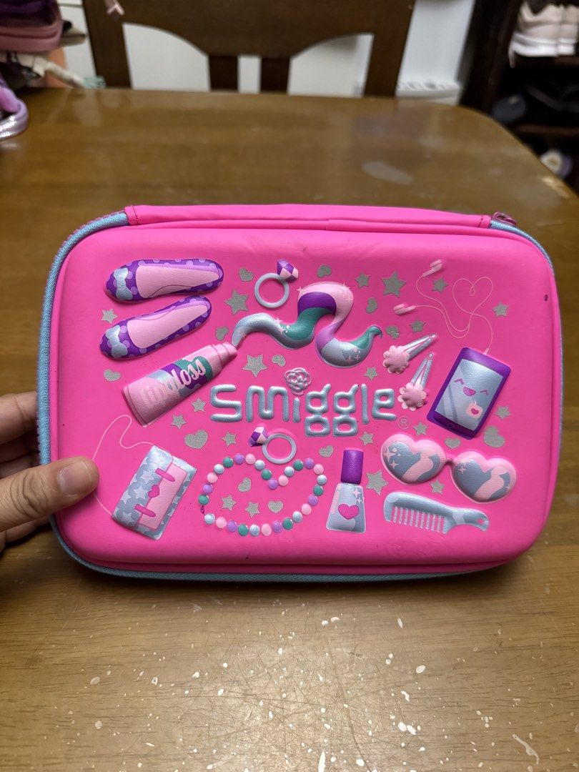 smiggle pens/crayons organizer (Category: Stationery & School Supplies) located in Pilar. Submitted by faveanyshop (Listing ID 1442763793, Image 2). Description: - Stylish org bag - Spacious interior - Classic, versatile color.