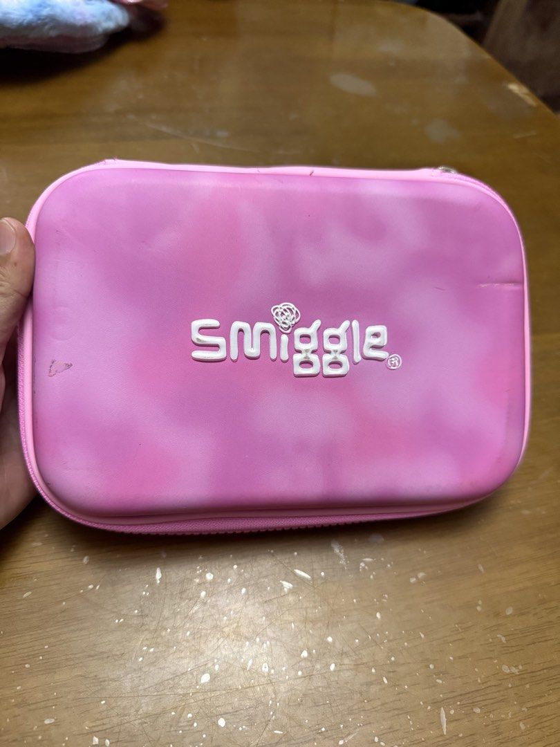 Smiggle Pink Tie-Dye Pop It Pencil Case (Category: Stationery & School Supplies) located in Pilar. Submitted by faveanyshop (Listing ID 1442763406, Image 1). Description: - Adorable pink Smiggle pencil case - Trendy tie-dye pattern on the exterior - Integrated pop-it fidget toy on the front - Interior features elastic loops for pens and pencils - Includes a convenient mesh pocket - Zippers are fully functional - Ideal for school, art supplies, or
